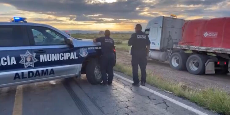 Mujer muere atropellada en la carretera Aldama–Ojinaga