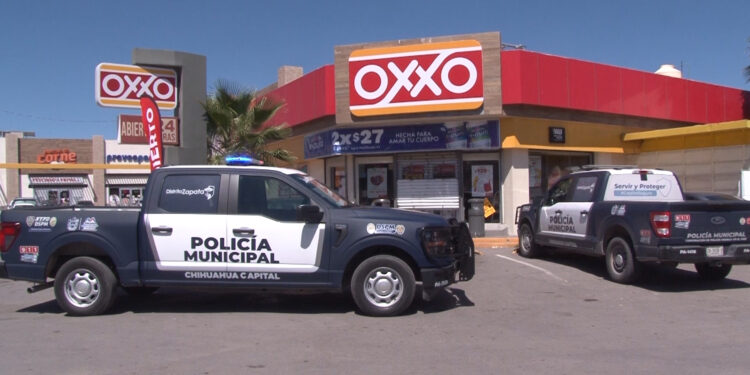 Frustran robo en OXXO de la colonia Mina
