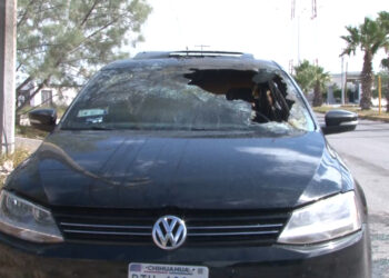 Vecinos apagan un incendio vehicular en Delicias