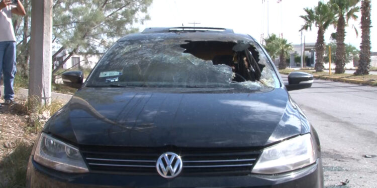 Vecinos apagan un incendio vehicular en Delicias