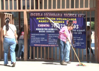 Estudiante ataca a madre de familia con hacha y un cuchillo en secundaria