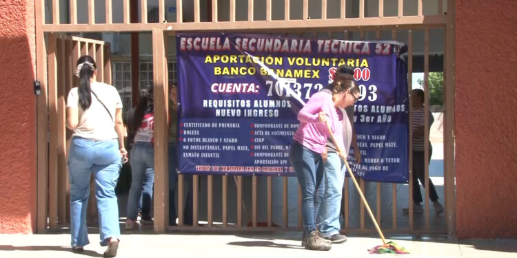 Estudiante ataca a madre de familia con hacha y un cuchillo en secundaria
