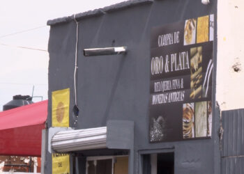 Cateo en comercio de oro y plata en el centro de la ciudad