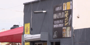 Cateo en comercio de oro y plata en el centro de la ciudad