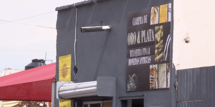 Cateo en comercio de oro y plata en el centro de la ciudad