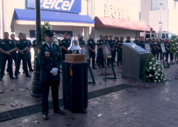 Homenaje a bomberos caídos tras 19 años del incendio en la calle Libertad