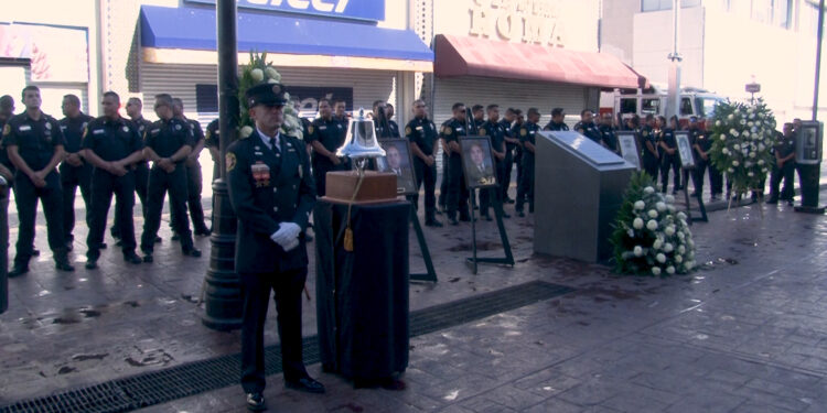 Homenaje a bomberos caídos tras 19 años del incendio en la calle Libertad