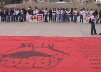 Normalistas marchan en Delicias a 11 años de Ayotzinapa