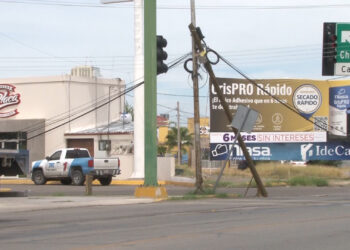 Tráiler derriba cables y postes en Delicias