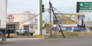 Tráiler derriba cables y postes en Delicias