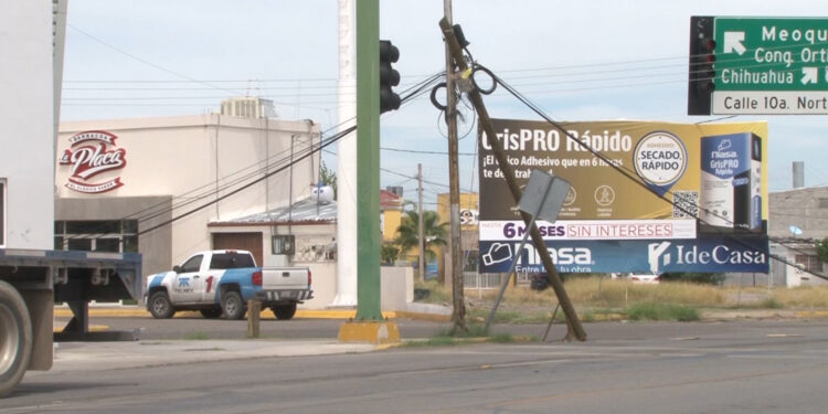 Tráiler derriba cables y postes en Delicias