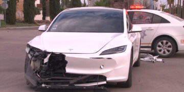 Choque múltiple en Delicias involucra a un Tesla