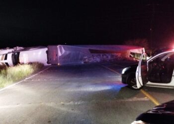 Vuelca tráiler con lácteos en la entrada de Cuauhtémoc