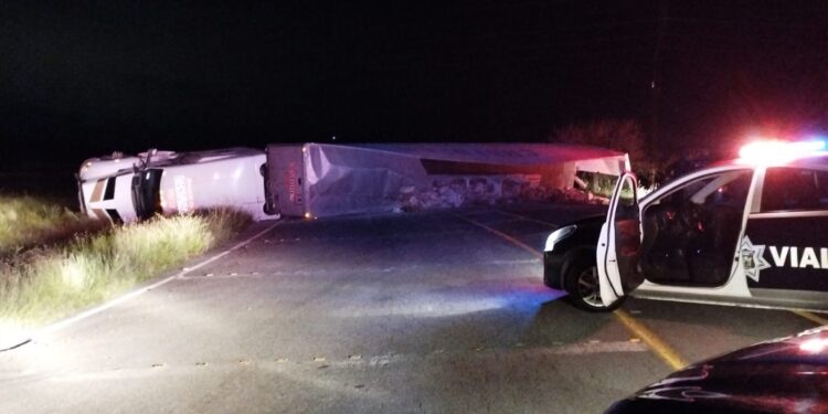 Vuelca tráiler con lácteos en la entrada de Cuauhtémoc