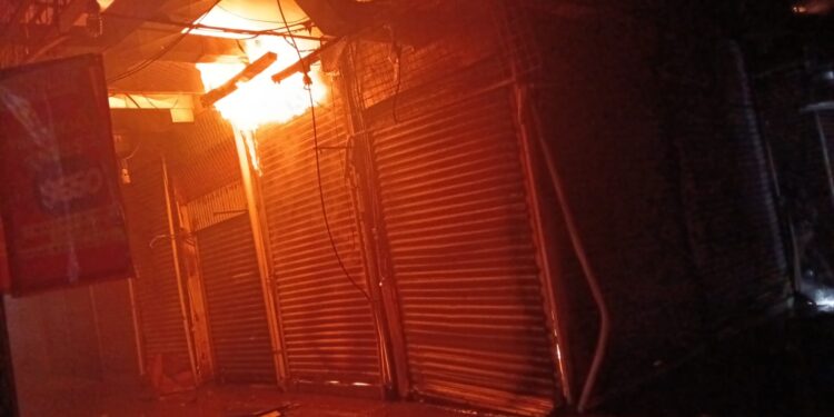 Incendio consumió cinco locales en El Pasito de Chihuahua