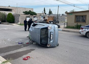 Choque y volcadura en la colonia Revolución