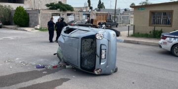 Choque y volcadura en la colonia Revolución