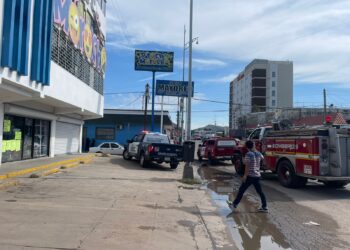 Se incendia local comercial en el Centro