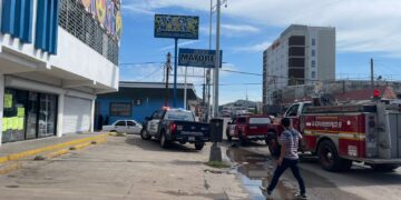 Se incendia local comercial en el Centro