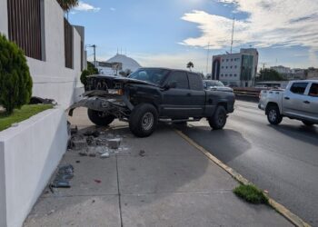 Choque múltiple deja un herido en la vialidad Teófilo Borunda