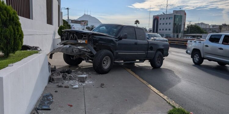 Choque múltiple deja un herido en la vialidad Teófilo Borunda