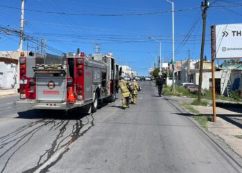 Incendio consume casa deshabitada en la colonia Granjas