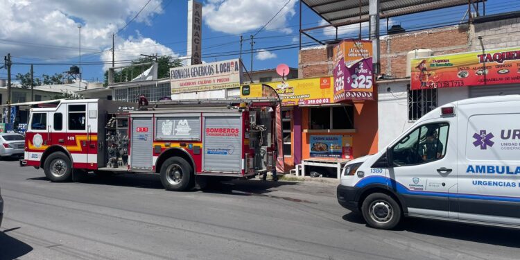 Incendio en local de pollo asado deja un trabajador lesionado