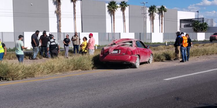 Conductor resulta ileso tras volcadura en la carretera 45