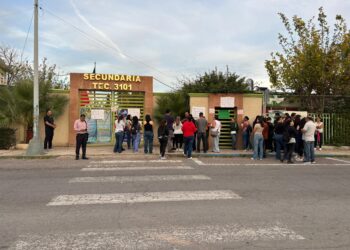 Padres cierran secundaria técnica en protesta por caso de agresiones