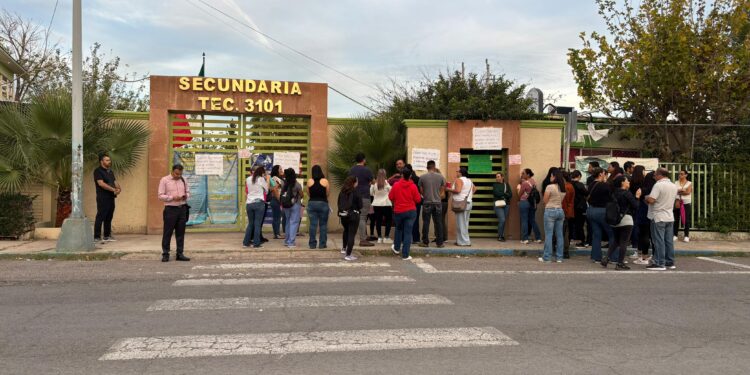 Padres cierran secundaria técnica en protesta por caso de agresiones