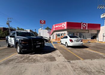 Dan cristalazo a Circle K en el centro de la ciudad