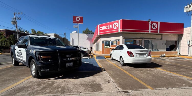 Dan cristalazo a Circle K en el centro de la ciudad