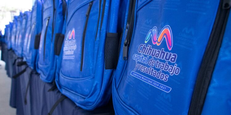 Entregan más de 88 mil kits escolares en Chihuahua