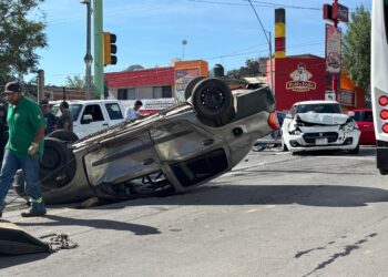 Se pasó semáforo en rojo y provoca choque con volcadura