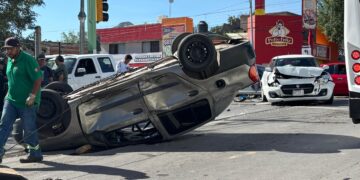 Se pasó semáforo en rojo y provoca choque con volcadura