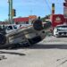 Se pasó semáforo en rojo y provoca choque con volcadura
