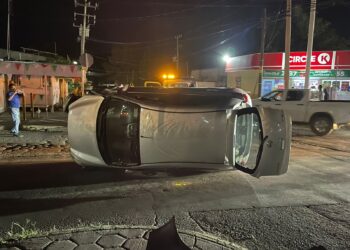 Fuerte choque y volcadura en la Heroico Colegio Militar