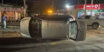 Fuerte choque y volcadura en la Heroico Colegio Militar
