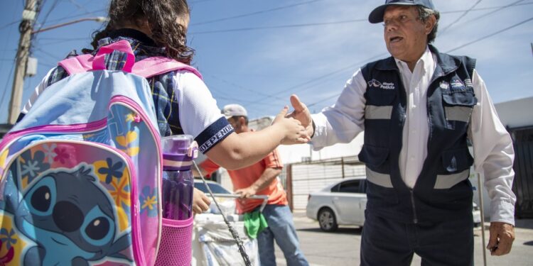 Adultos mayores fortalecen la seguridad escolar con el programa “Abuelo Policía 2025”