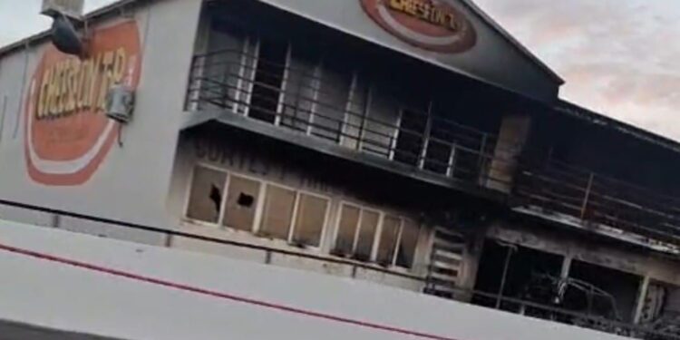 Incendian y atacan local vinculado a exalcalde de Gran Morelos