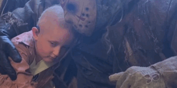 Niño con enfermedad terminal encuentra consuelo en “Jason Voorhees”