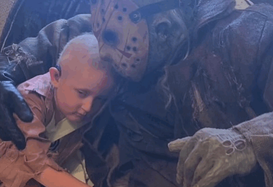 Niño con enfermedad terminal encuentra consuelo en “Jason Voorhees”