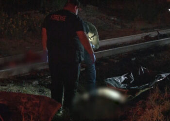 Muere conductor desmembrado por el tren tras volcadura en Delicias