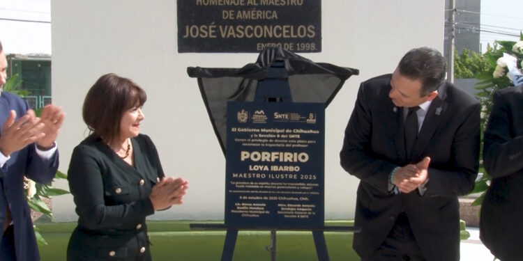 Homenaje póstumo al profesor Porfirio Loya Ibarvo