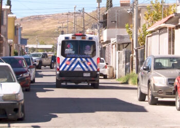 Cae mujer de dos pisos mientras impermeabilizaba su casa