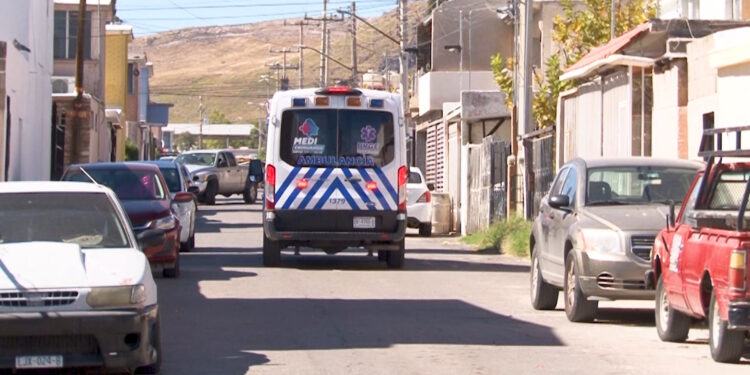 Cae mujer de dos pisos mientras impermeabilizaba su casa