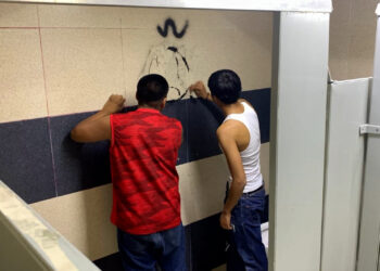 Detienen a dos jóvenes por vandalizar baños del Polideportivo Luis H. Álvarez