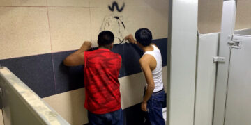 Detienen a dos jóvenes por vandalizar baños del Polideportivo Luis H. Álvarez
