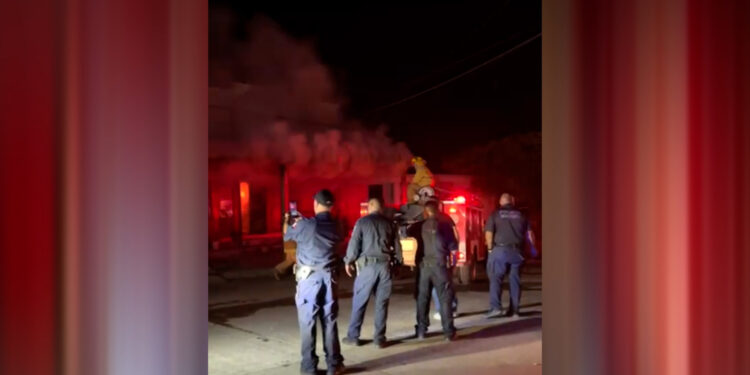 Incendio destruye taller de botas en Camargo