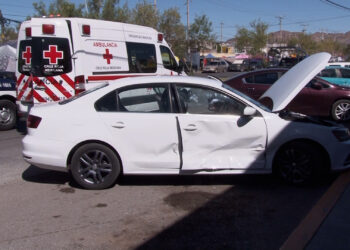 Fuerte choque deja a mujer de la tercera edad lesionada en el norte de la ciudad